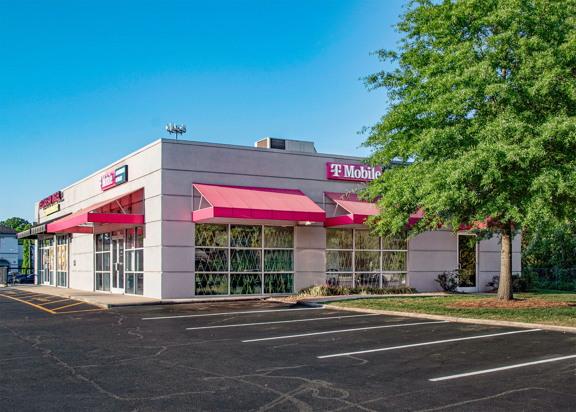 Exterior image of retail building former T-mobile 9105 Pineville-Matthews Rd